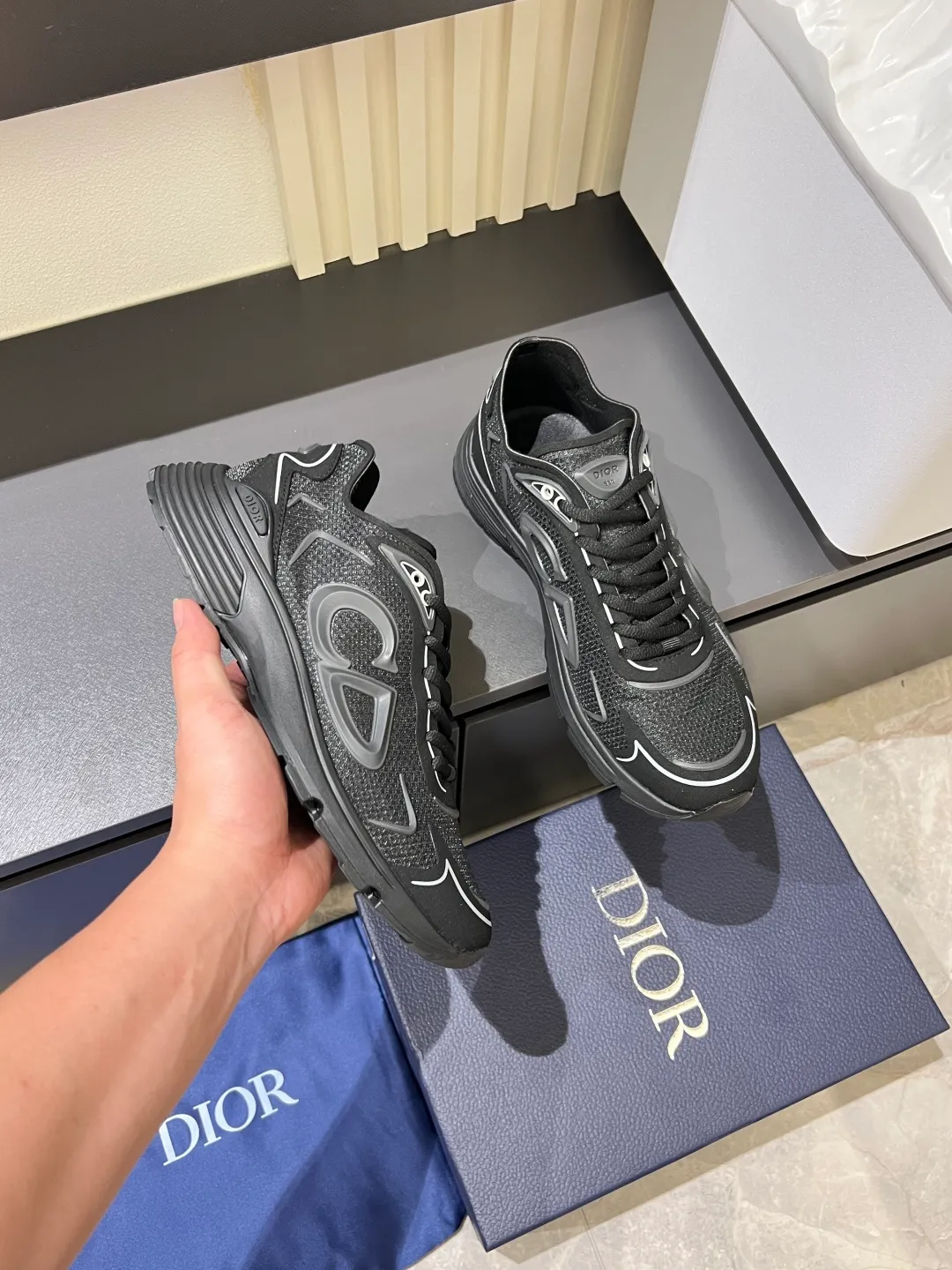 p500 Dior Dior's latest B30 Countdown sneaker. This B30 Countdown technical training shoe is new for spring 2026. Its sporty design perfectly combines fashion elements with technical performance. Its design is inspired by modern running. There are also Dior B30 and CD30 rubber logos on the tongue and back of the shoe. The sculpted sole that combines rubber and foam ensures flexibility and comfort. Various unique details also add to its color. Fabric technical fabric and technical mesh lining Industrial fabric and industrial mesh CD30 rubber logo on sides and rear Dior B30 rubber signature tongue Low-top style lace-up closure Ultra-lightweight rubber blend and brown foam sole Welded construction with gray detailing and Dior, CD30 and B30 logos Size: 38-44!